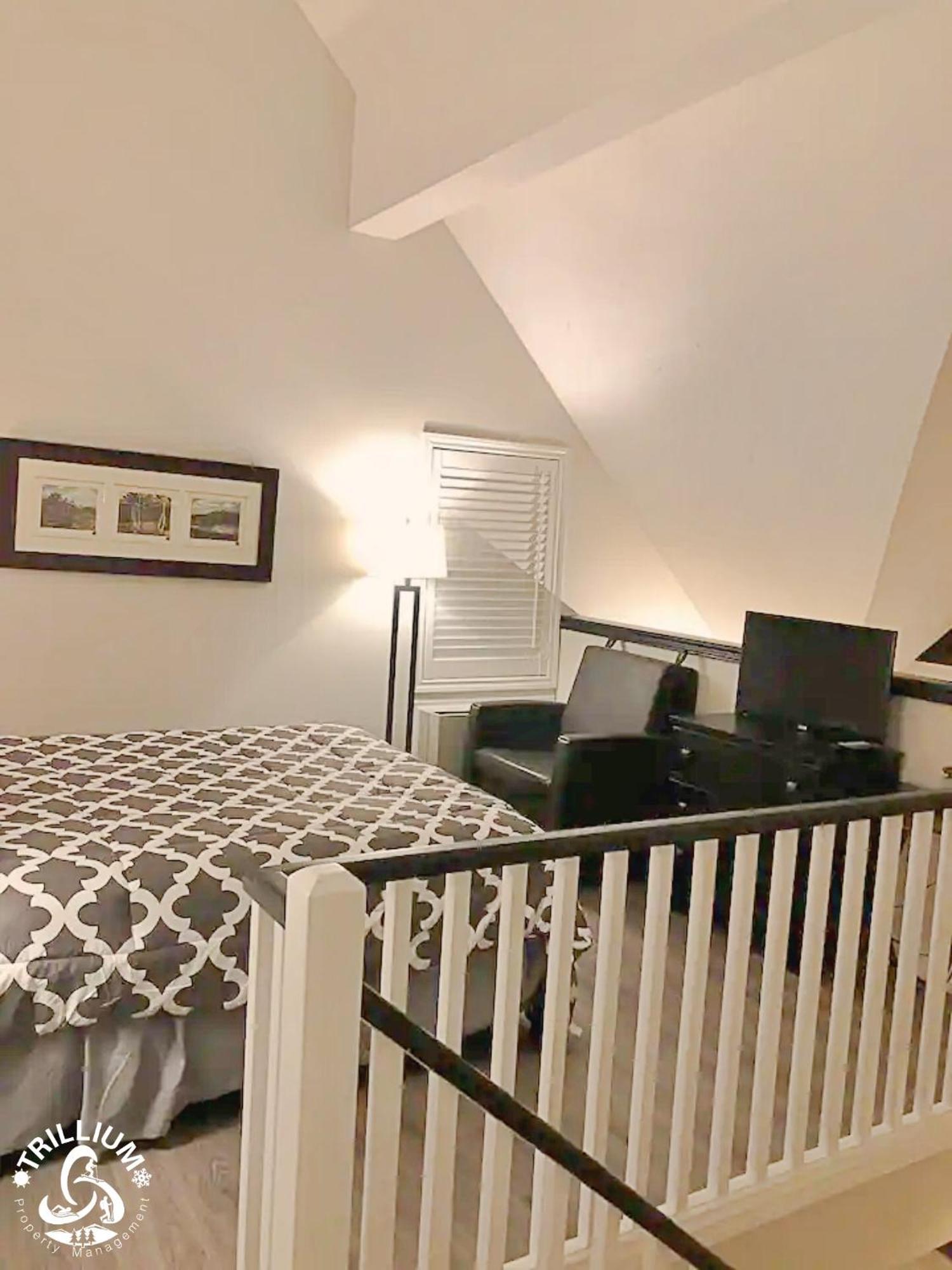 Blue Mountain, Collingwood - Loft Condo, Sleeps 4 ブルー・マウンテンズ エクステリア 写真